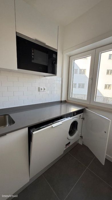 Apartamento T0 com parqueamento e vistas de mar