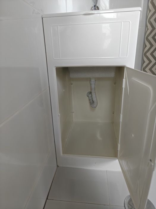 Tanque de lavar roupa com tampa e arrumação