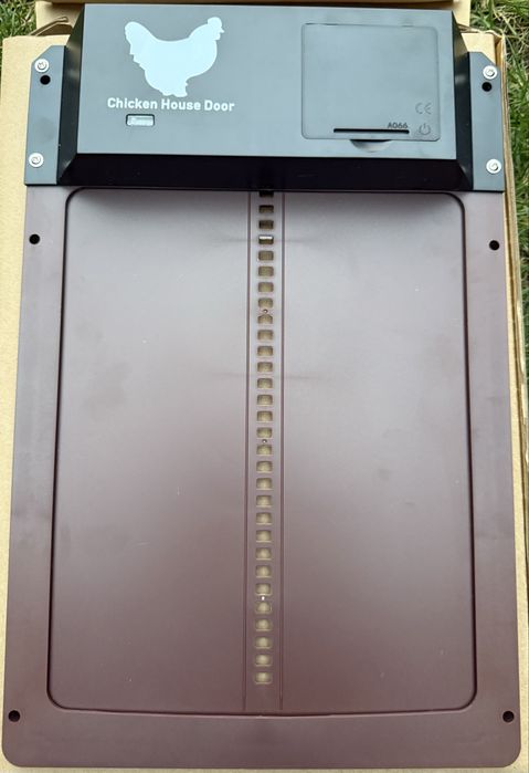 Drzwi do kurnika lub gołębnika