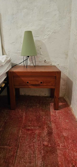 Quarto Completo – Cama + Mesa de Cabeceira + Roupeiro