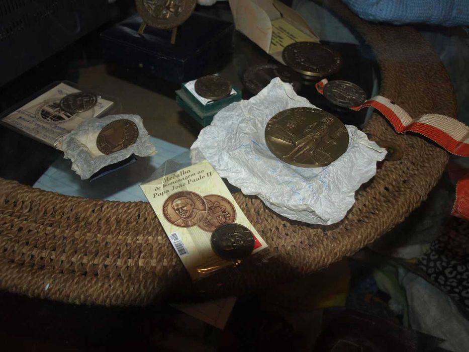 Várias medalhas comemorativas bastante antigas vendo todas
