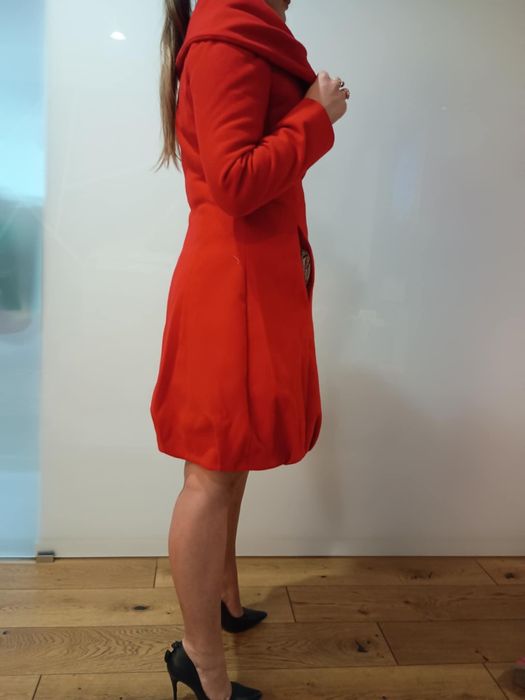 Mega stylowy, podkreślajacy figurę czerwony płaszcz jesienny  XS