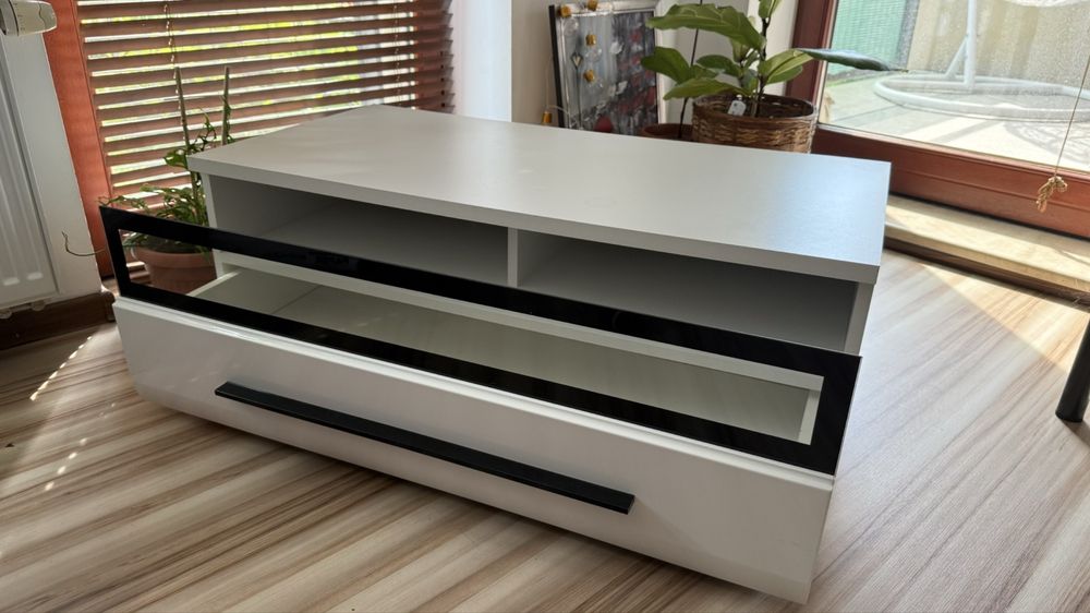 Piękna tumba pod tv.
