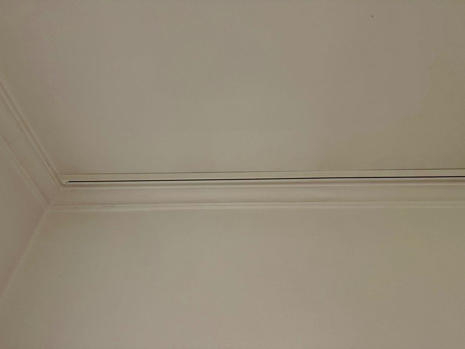 Calha extensível com cordão para cortinados