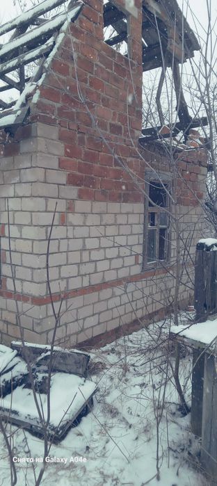 Житловий будинок та споруди, загальною площею 27,70 кв.м у м. Люботин