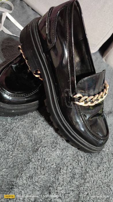 Lakierowane półbuty firmy Tomaris.