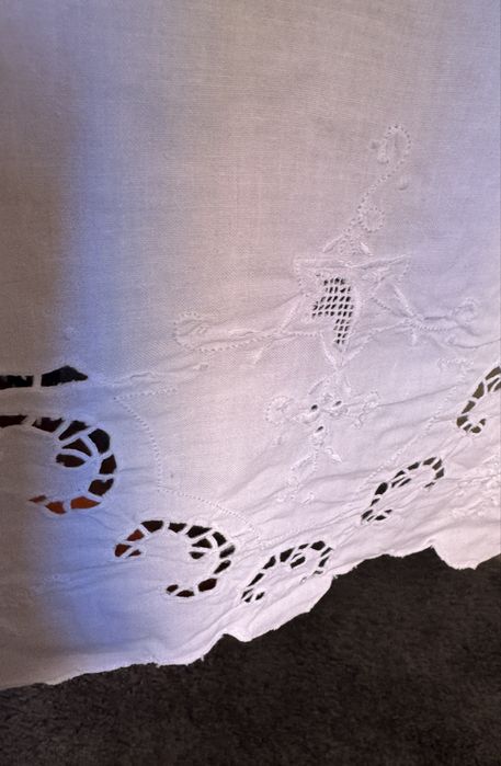 Toalha de Mesa Bordada em Algodão – 244 × 160 cm
