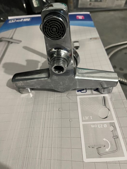 Torneiras novas de cozinha e banheira