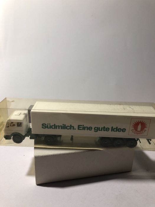 Camião miniatura mercedes