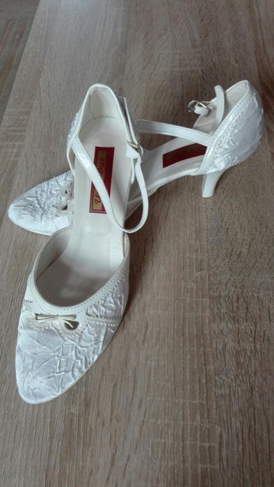 Buty ślubne białe