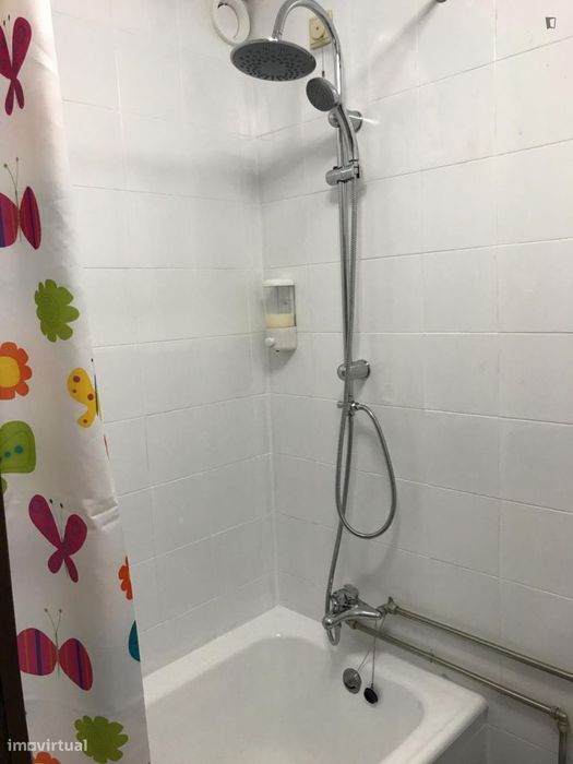 Quarto - localizado em Lordelo do Ouro Porto
