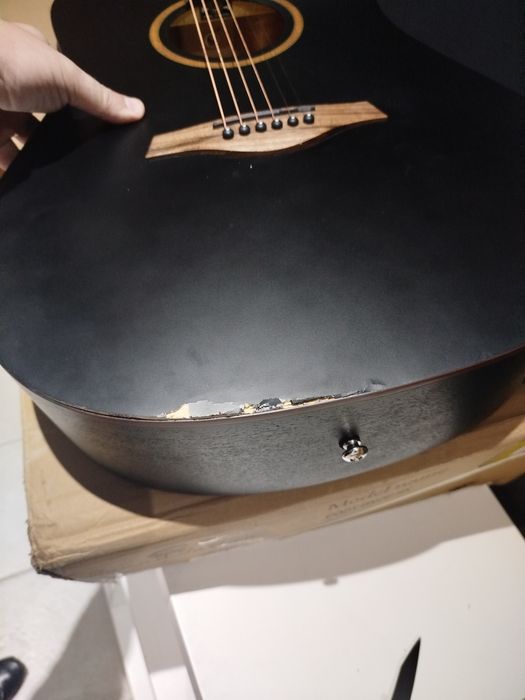 Soundsation  Guitarra acústica 
Dreadnought Cutaway c/preamp CODY 
DNC