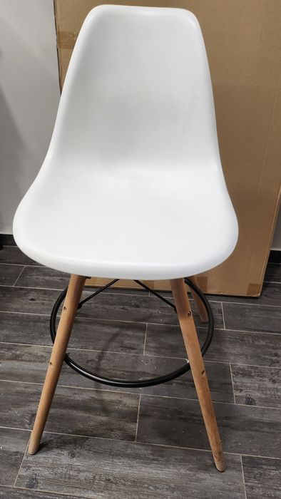 Mesa e cadeiras de pé alto