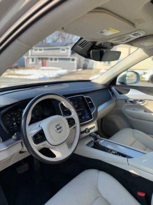 Volvo XC90      2022