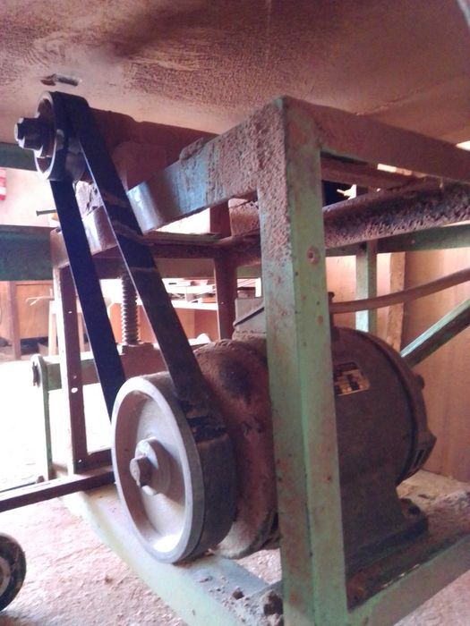 Serra rotativa de corte para marcenaria.