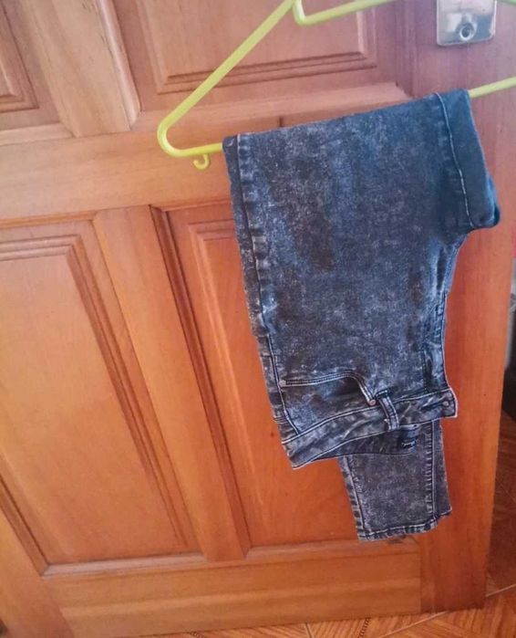 Calças cinzentas da Denim