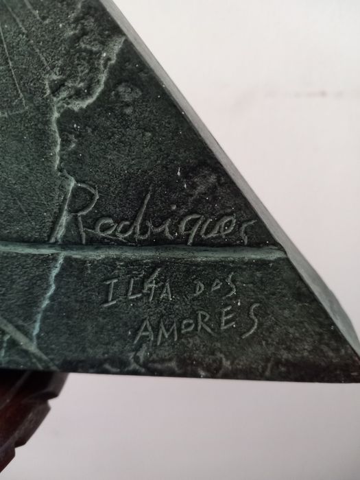 Escultura em bronze de José Rodrigues "A ilha dos amores "