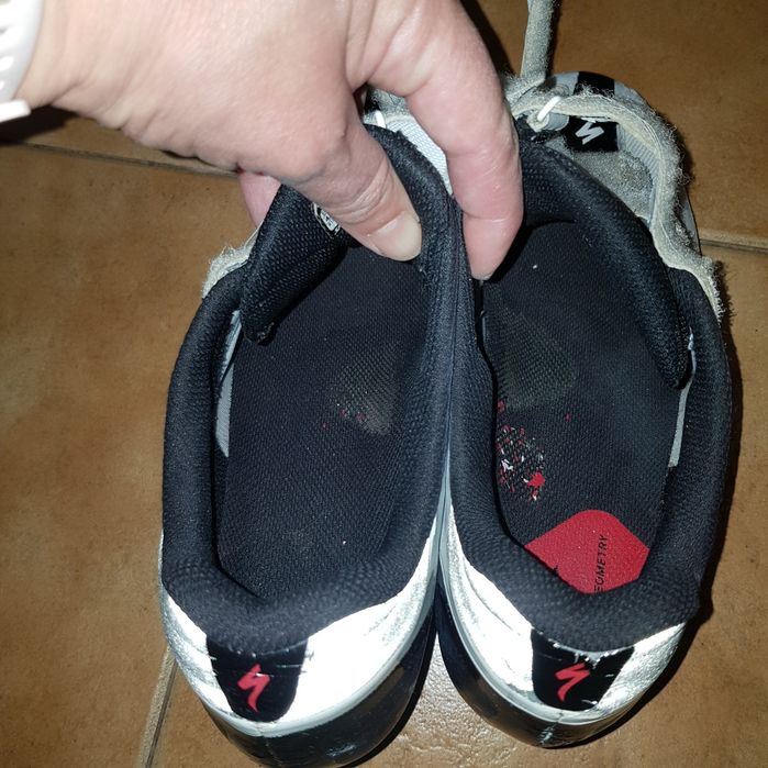 Sapatos de estrada brancos