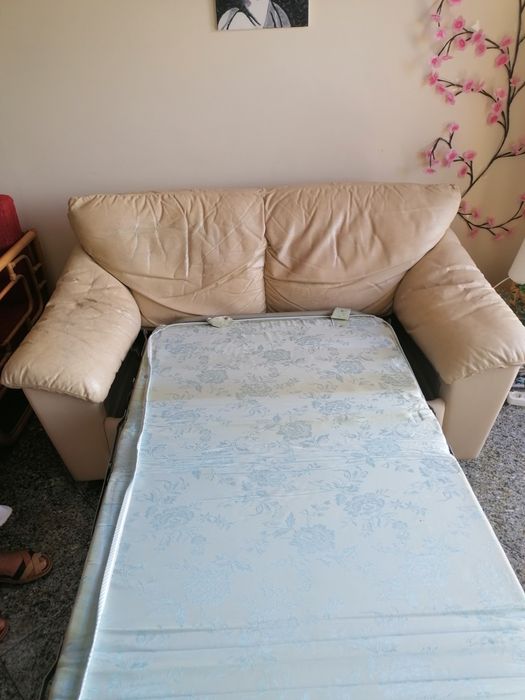 Sofá cama de pele muito usado