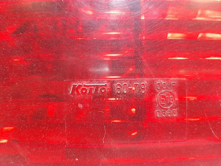 Farolim da mala direito TOYOTA Land Cruiser 100 (_J1_)