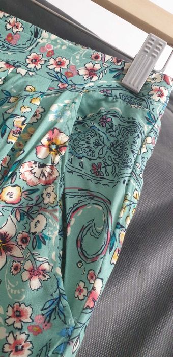 Calças verde água com flores
