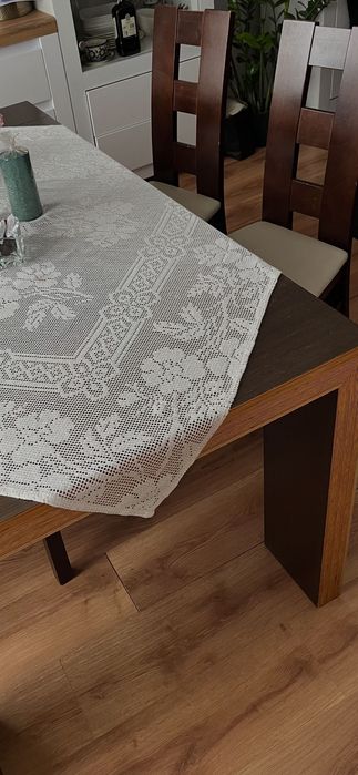 Stół z czterema krzesłami