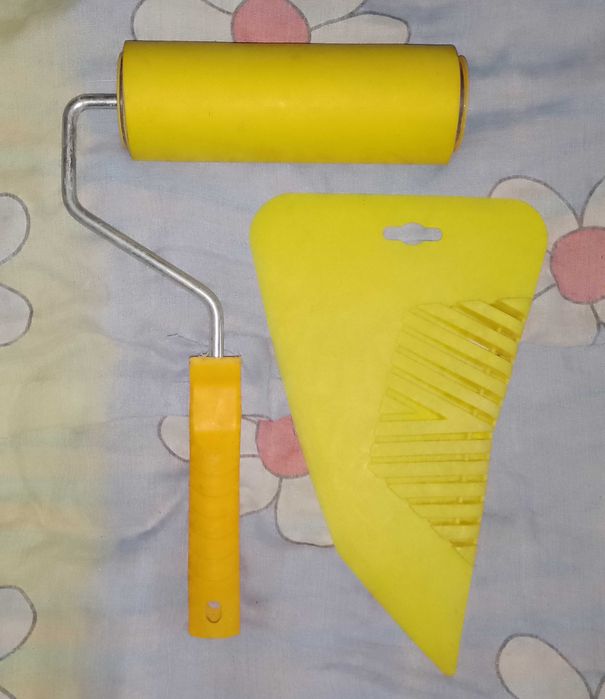 Валик + шпатель для поклейки обоев.