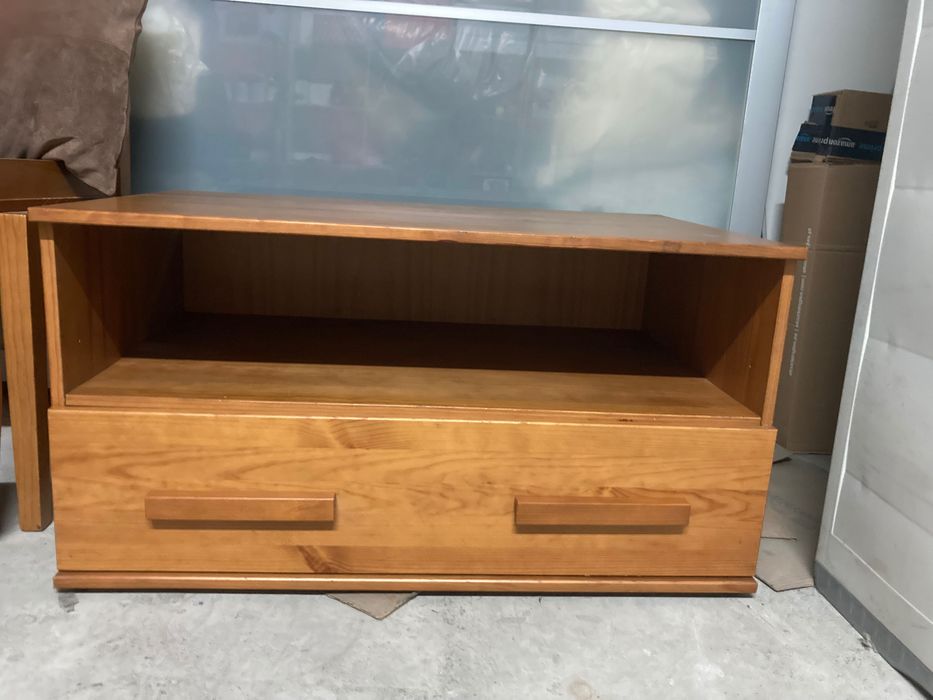 Aparador de televisão em pinho