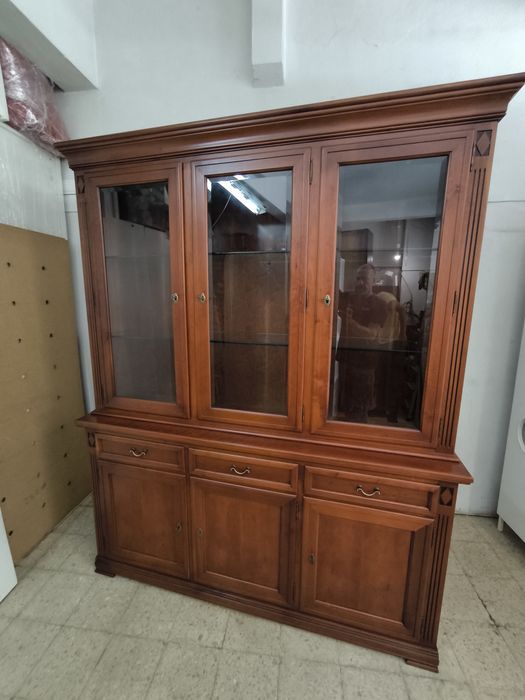 Cristaleira em madeira cerejeira. ( Impecável)