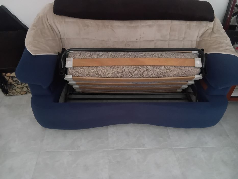 SOFÁS DE 2 E DE 3 Lugares  Com Boa Extrutura e Bem  Conservados.