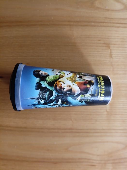 Plastikowy kubek z przykrywką