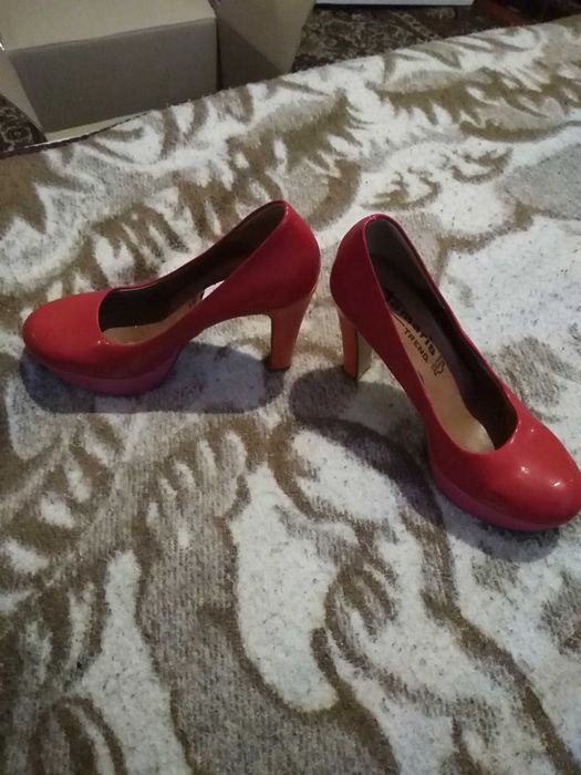 Жіноче взуття 38