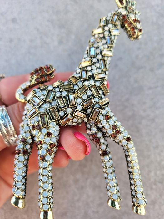 Duża broszka żyrafa