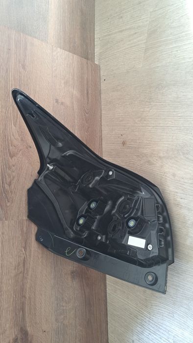 Toyota Yaris IV lampa lewa tylnia tył ładna