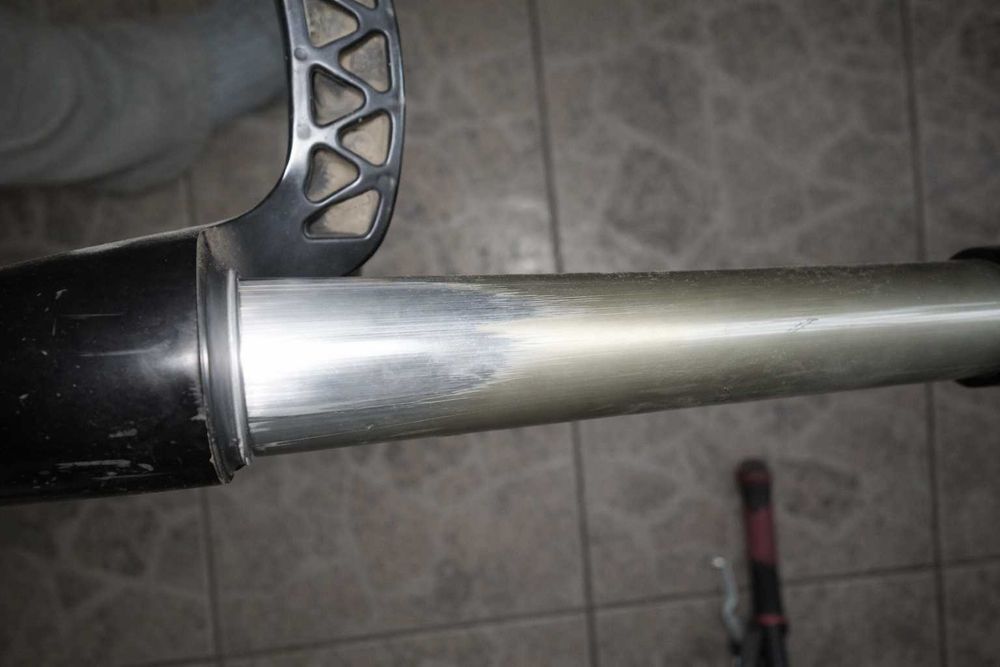 Двухкоронна велосипедна вилка FOX 40, потерті ноги.