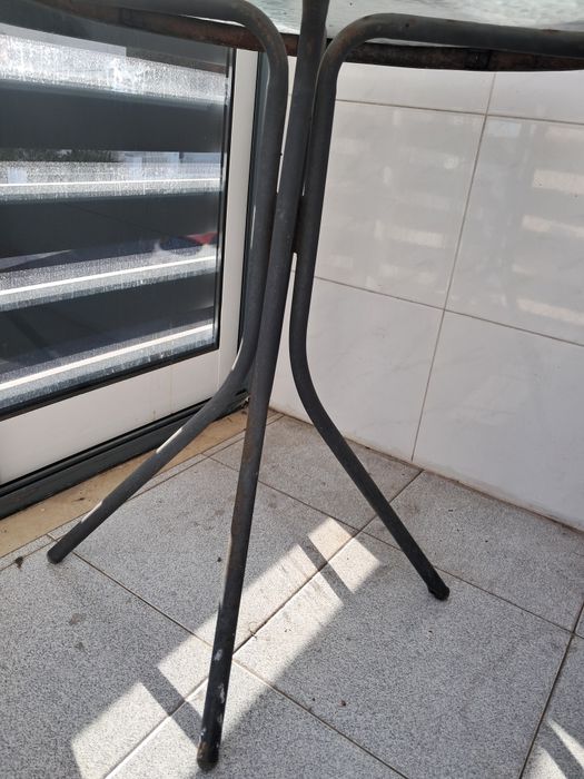 Mesa de apoio de ferro e tampo de vidro redonda