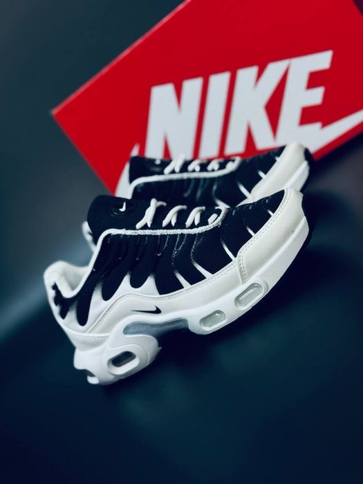 Кроссовки Nike Air Max Plus TN черно белые кросовки найк тенки тн плюс