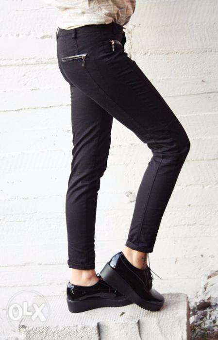 Czarne spodnie cygaretki Zara