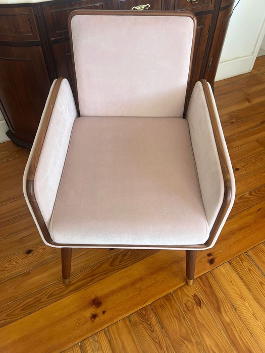 Cadeira madeira e veludo rosa suave