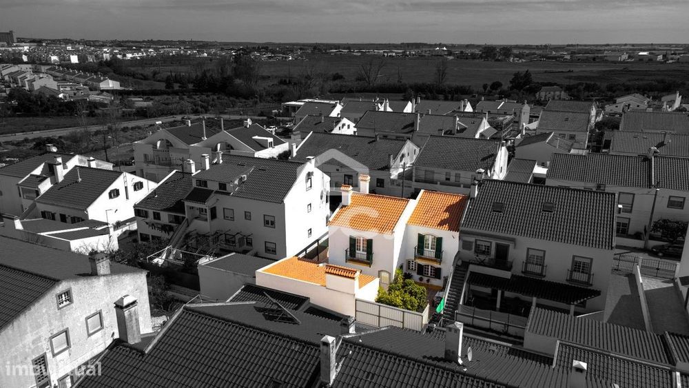 Detached T4 House with Garage, Yard, and Terrace in the Bairro da Casinha