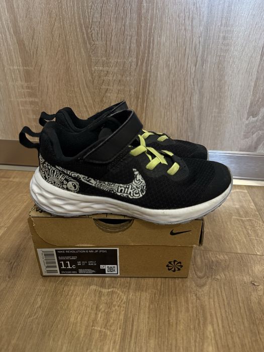 Продам дитячі кросівки Nike (28 розмір)
