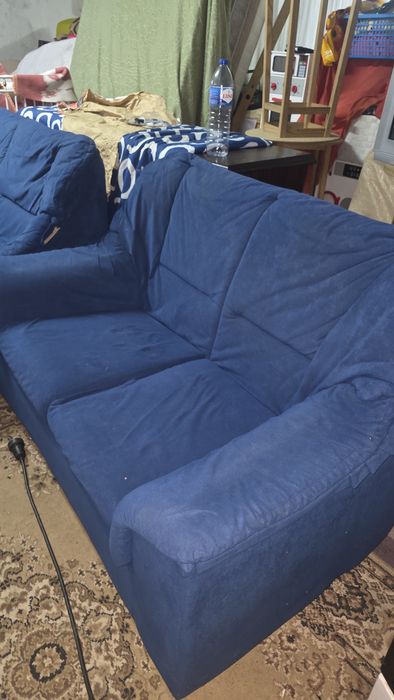 Dois sofas em azul