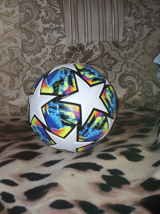 Професійний футбольний м'яч