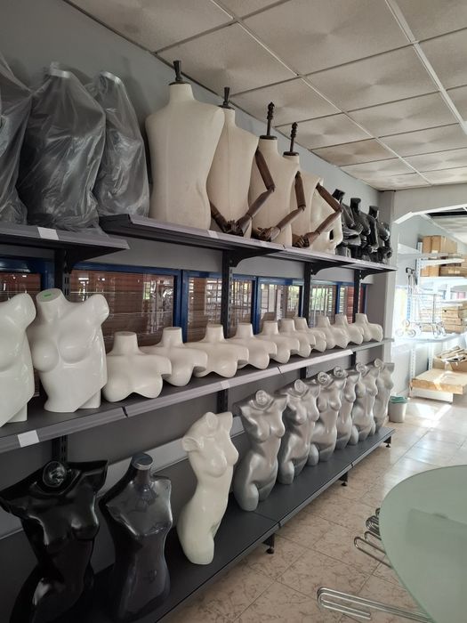 Expositores, estantes, painéis , manequins etc.