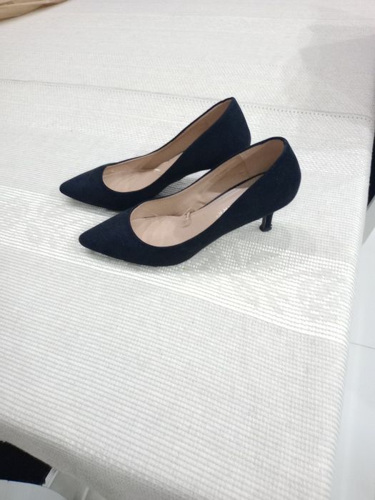 Vendo  sapatos  acamurçados  em  preto  usados  uma  só  vez
