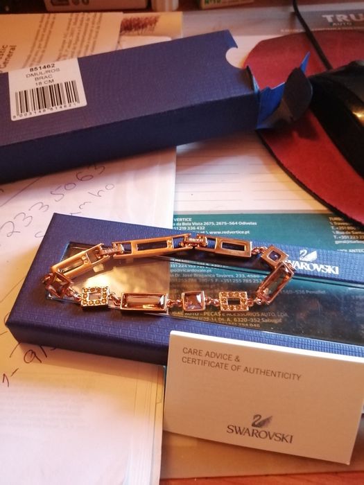 Pulseira Swarovski, fio Swarovski novo na caixa.