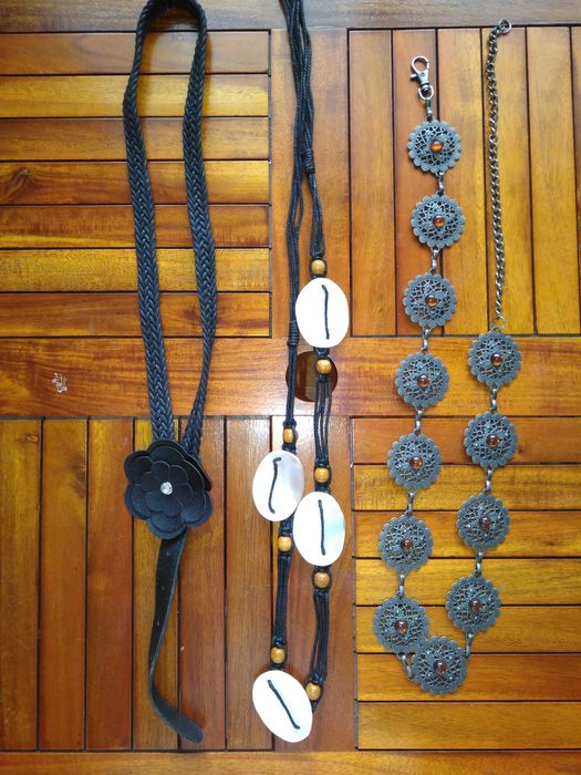 Caixa c/relógios, colares, brincos e vários acessórios de moda