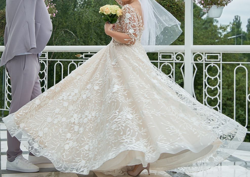 Продам весільну сукню з салону М - L-XL