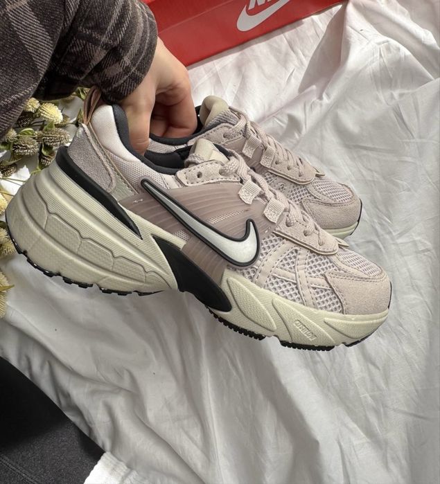 Трендові сплртивні кросівки Nike V2K Runtekk Pink найк в2к рунтекк