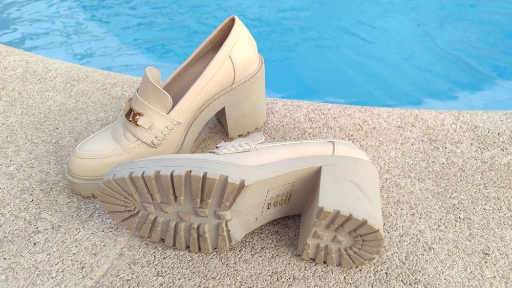 Sapatos de senhora; beges com detalhe dourado (39)